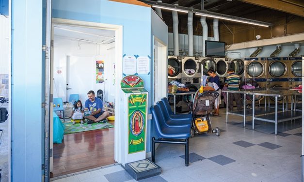 Oaklanders Learn Reading at the Laundromat