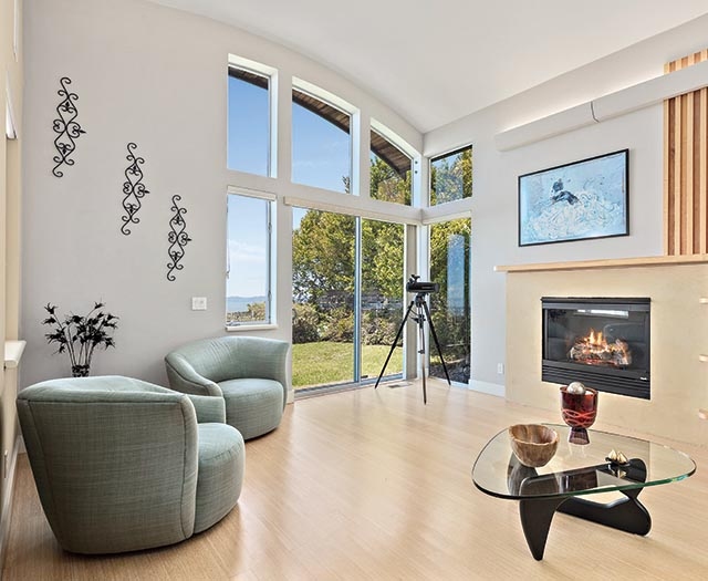 Sky and Sun Dominate Claremont Hills Home Design